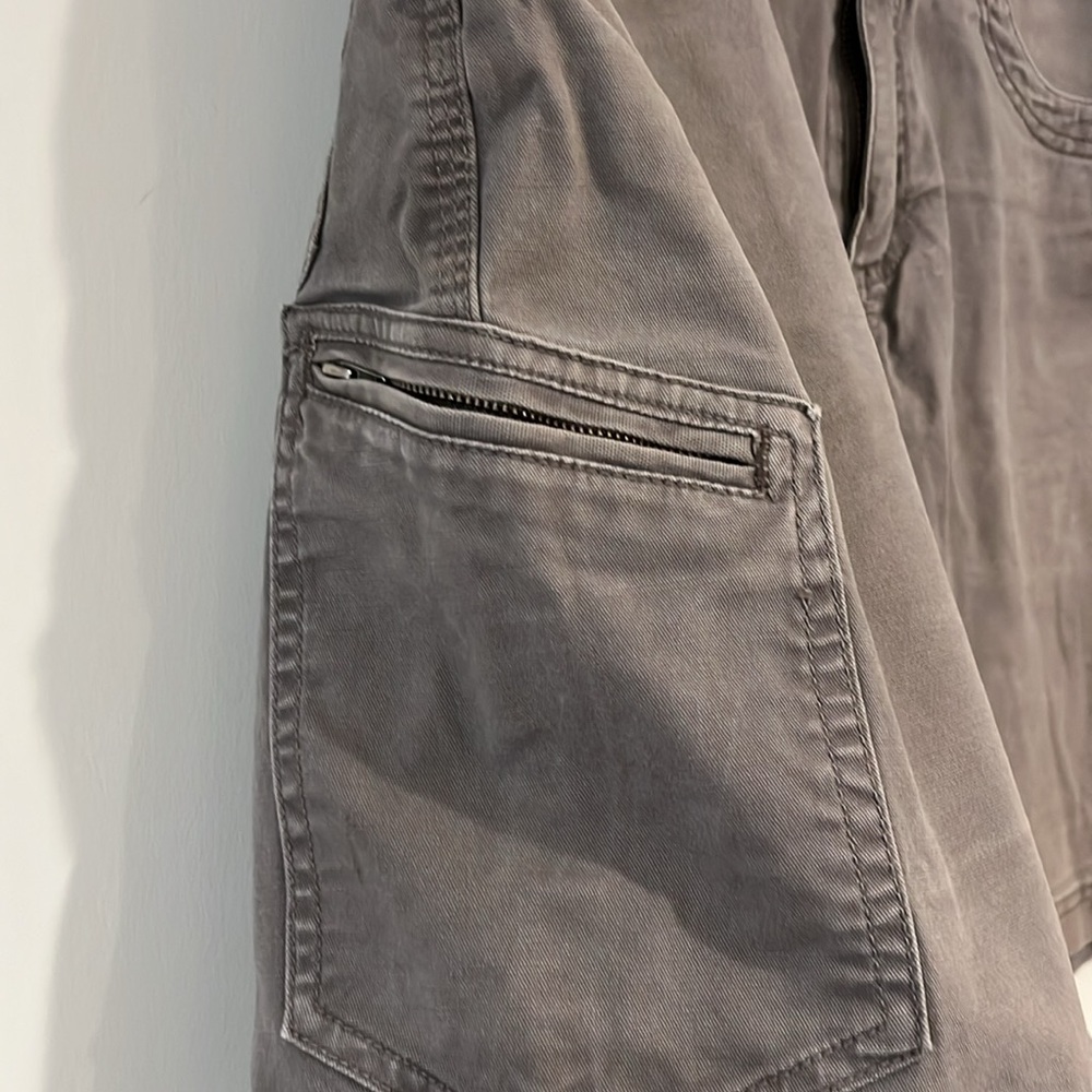 MOUNTAIN KHAKIS Men’s 32” Classic Fit Shorts 9” Inseam Gray Flat Front Cargo - Picture 4 of 7